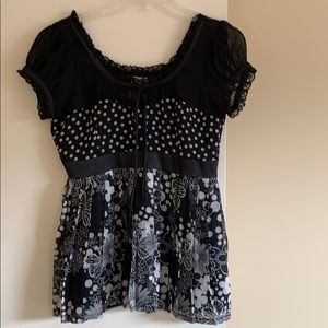 Black& white Top. Very cute.